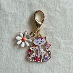 Brand New 1pc.Stylish & Colorful Kittens & Daisy Flower Keychain Set